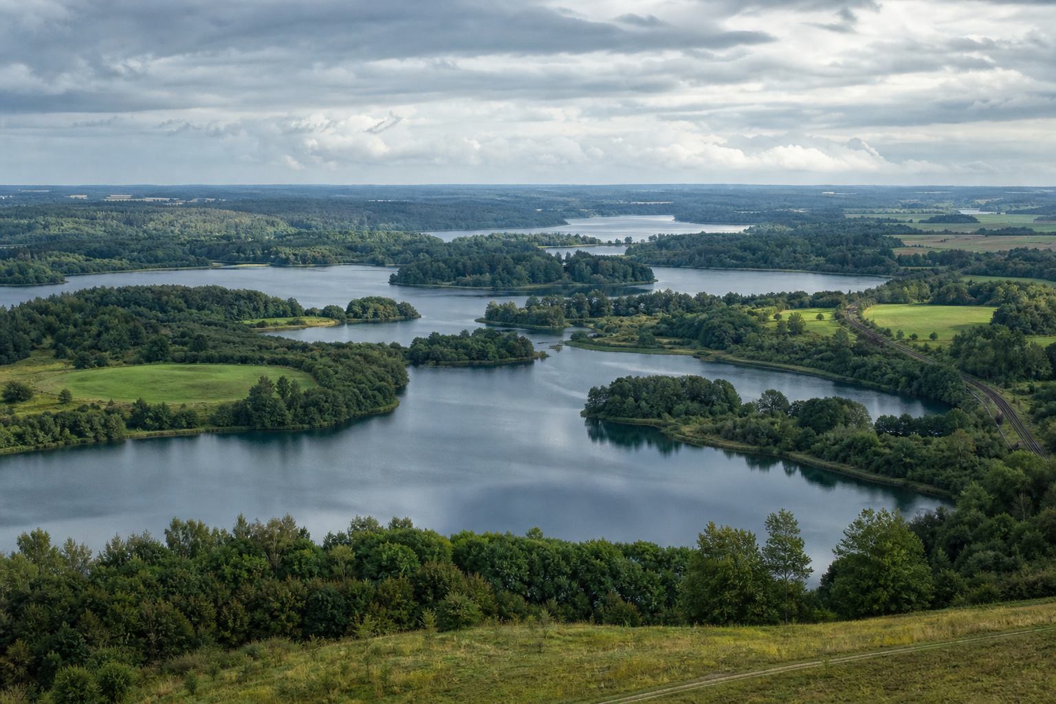 Panorama verbundener Gletscherseen im mecklenburgischen Seenland